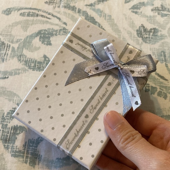 Costume jewelry necklace and earrings gift set - Picture 3 of 4